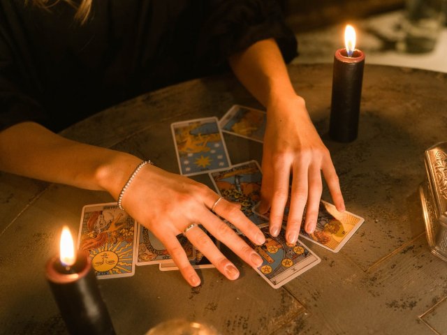 tarot card reader consulting 1